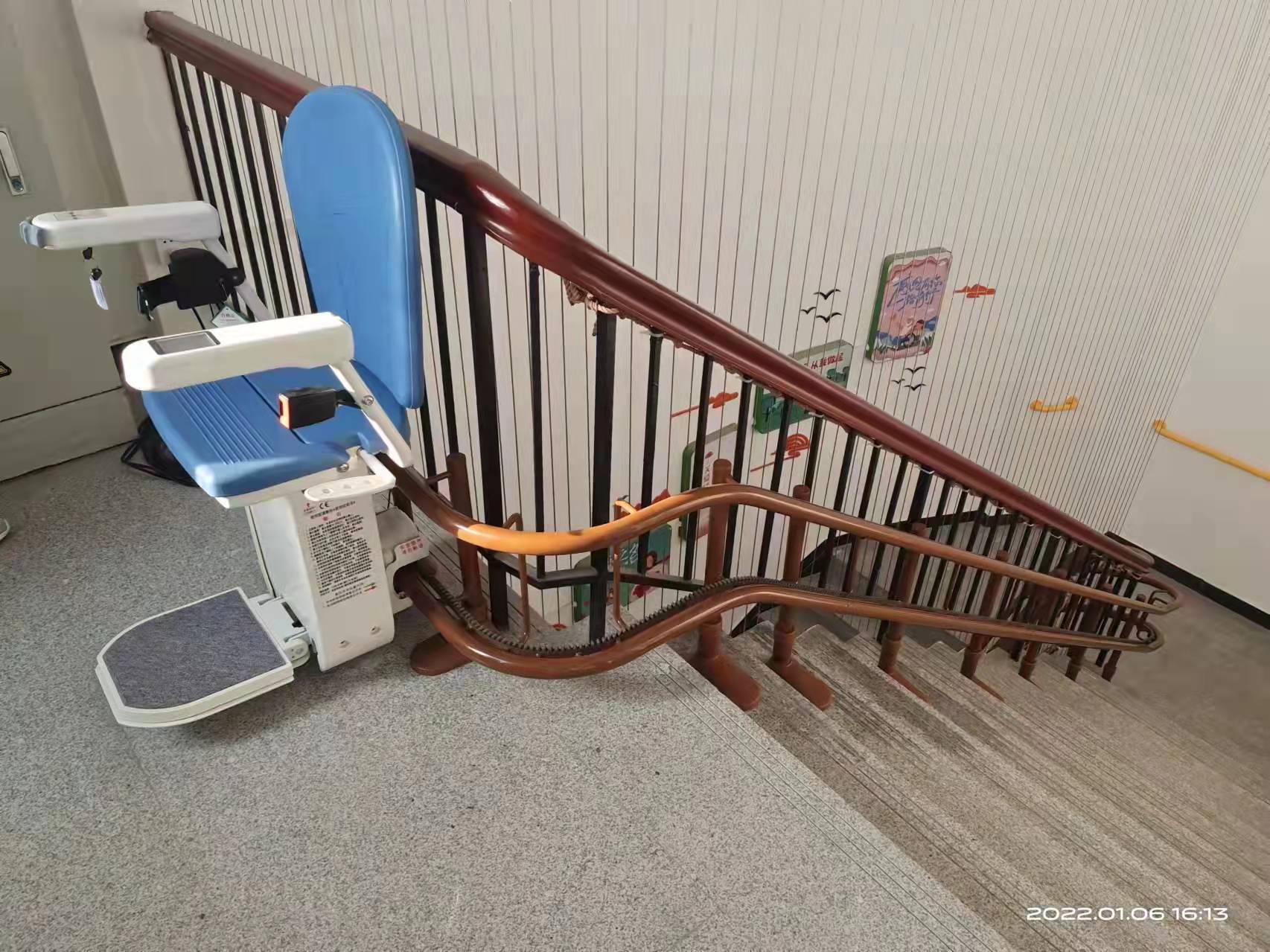 <b>曲線型斜掛座椅電梯</b>